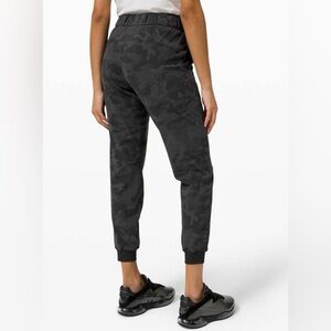 Lululemon Size 2 On The Fly Joggers Luxtreme Camo